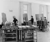 Sortering på bokföringsdag och redovisningsnummer, på 1 trappa.
Bull sorteringsmaskiner. Fönster åt gården.