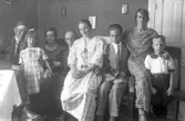Familj samlad i soffan i hemmet, 1920-tal