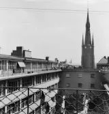 En överbyggnad över Klara Norra Kyrkogata, förbinder Postgirohuset
t.v. med Centralposthuset. Till vänster girots lunchrum på 5 trappor.
I fonden Klara kyrka. Längst ned t.h. på gatan, syns nedfarten till
tunnelbanebygget.