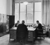 Från vänster förste byråsekreterare H. Barnholdt, Byrådirektör Wink
och revisor B.K.M. Ejnar. Fönster åt Klara Norra Kyrkogata.