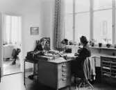 Expeditionen. Till vänster dörr till konsulentens tjänsterum.
Fönster åt Klara Norra Kyrkogata.