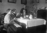 De höjer sitt glas i en skål, 1920-tal