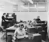 Hålkorts- och kassautredningen på nedre botten. Till vänster tabulering - och till höger stansning - av missivkort till hålkorts- och kassautredningen.

Powers 80-kolumners tabulator och stansningsmaskiner.