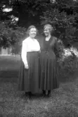 Två kvinnor i en park i Örebro, 1920-tal
