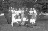 En stor grupp kvinnor ute i en park i Örebro, 1920-tal