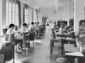 Korrespondensavdelningen på 1 tr. I fonden förste byråsekreterare Karl Ranby i sitt tjänsterum. Till vänster fönster åt Mäster Samuelsgatan.