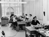 Postgirokontorets Undersökningsavdelning på nedre botten. Felletningen. Fönster åt Mäster Samuelsgatan.