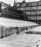 Snö och is på Girohusets tak.