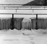 Snö och is på Girohusets tak.