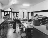 I postöppningsrummet finns alla skåpen för de s.k. väskorna, som
för varje postgirokonto innehåller uppgifter om t.ex.
blankettbeställningar och adressförändringar. Rummet har ett bra
läge i hörnet Vasagatan-Mäster Samuelsgatan med central placering
inom avdelningen. Detta har betydelse för arbetet, då många behöver
ha tillgång till uppgifterna i skåpen. I fonden fönster mot Mäster
Samuelsgatan.