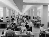 Sortering av utbetalnings- och gireringskort. T.v. fönster åt Klara
Norra Kyrkogata och t.h. åt gården.