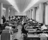 Några av bokföringsborden på hålkortsavdelningen. Till höger
fönster åt Mäster Samuelsgatan.