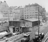 Kvarteret Gropen sedd från Torkel Knutssonsgatan mot Hornsgatan (i
fonden). Huset, vari posten skall hyra, skall byggas intill och på
vänster sida om baracklängan.