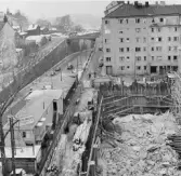 Byggnadsarbetet har nyligen påbörjats. Bilden tagen från Hornsgatan
mot hörnet av Torkel Knutssonsgatan och Brännkyrkagatan.