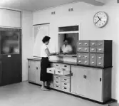 Postgirots Skatteavdelningar, Expeditionen, på 1 tr. Allmänheten besöker ibland skatteavdelningen och tas då emot i denna expeditionslucka. En signal från ringklockan på ytterdörren varskor personalen att någon önskar komma in för ett samtal. Rummet beläget mot Hornsgatan.