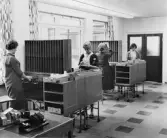 Postgirots Skatteavdelningar. Sorteringsrummet, på 2 tr. Automatiska sorteringsmaskiner, system Powers, 36 kolumners. T.h. svängdörrar till tabuleringen, t.v. fönster åt gården.