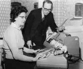 Postgirots databehandlingsexpert nummer 1, byrådirektör Ejnar
Lindvall, ser till stansningen av de hålkort, som skall användas vid
ränteuträkningen. Dora Johansson stansar.