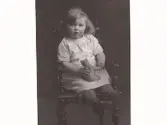 Porträtt av ett barn. Troligen handlanden Olof Larsson och Anna Larssons dotter Ester Ingegerd Larsson i Tvååker.