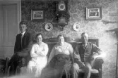 Grupp sittande i soffa, 1920-tal
