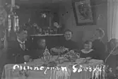 En allvarlig familj samlad vid kaffebordet, 1920-tal