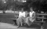 Två damer på parkbänk, 1920-tal