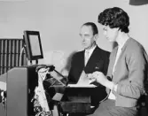 Numret på löntagarkontot går igen på löneanvisning och på
lönebesked. Inger Holm på kameralbyråns hålkortsavdelning matar fram
lönebeskeden ur hålkortsmaskinen under hålkortschefen förste
byråsekreterare Lars Gunnar Ekengrens överinseende.