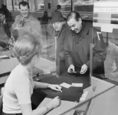 Många föredrog att hämta lönen, eller delar därav, i en 