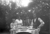 Familjemiddag i bersån, 1920-tal