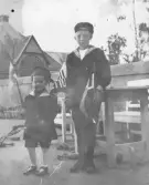 Två okända pojakar