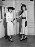 Modevisning, två kvinnor i klänning och hatt, Uppsala 1948