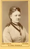 Porträtt av Anna Hellman, 1872 den 8/6. Tillhör Ida Brolin?(enligt text baksida kort).