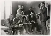 Kaffepaus för ett bygglag.
Poliskonstapel Per Ohlsson (med dotter) hälsar på i samband med byggandet av egna hemmet, 
kv. Mården 4, Alvesta, 1928.