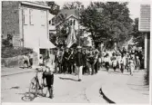 Poliskonstapel Per Ohlsson i täten för en nykterhetsdemonstration i Alvesta, ca 1930.