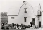 Poliskonstapel Per Ohlsson (och delar av familjen) vid det egna huset, Trädgårdsgatan (kv. Mården 4) i Alvesta, ca 1930.