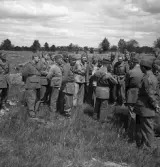 Hemvärnet, 28/6 1941. 
Ett antal män i hemvärnsuniform, håller genomgång på 
ett gärde.