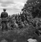 Hemvärnet, 28/6 1941. 
Ett antal män i hemvärnsuniform, håller genomgång vid några ekar.