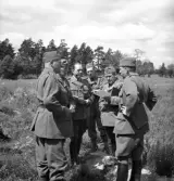 Hemvärnet, 28/6 1941. 
Ett antal män i hemvärnsuniform (officerare ?), håller genomgång med 
en karta.