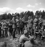 Hemvärnet, 28/6 1941. 
En officer håller genomgång med ett antal män i hemvärnsuniform.