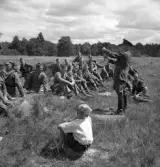 Hemvärnet, 28/6 1941. 
En officer håller genomgång med ett antal män i hemvärnsuniform.