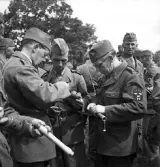 Hemvärnet, 28/6 1941. 
Några män i hemvärnsuniform undersöker en k-pist (?).