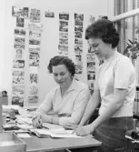 Ingrid Källström får instruktioner av Gerd Pihlgren på
lönspararavdelningens bokföringsavdelningsexpedition.