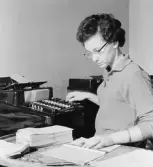 Agneta Westberg vid en av lönspararavdelningens bokföringsmaskiner.