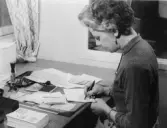 GIK-reformen är ännu ny. Fru Ebba Kolmark behandlar
oregelbundenheterna, som girot är angelägna om att smidigt klara upp.