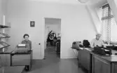 T.v. kanslibiträdet fru Berit J. Ågren vid avdelningens
telexapparat. I fonden chefen Karl Ranby i sitt tjänsterum.
