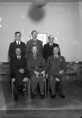 Sex st. herrar har samlats för ett gruppfoto i troligtvis en möteslokal.