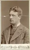 Porträtt troligen av Axel Brolin 10/3 1877? (det som går att utläsa av text baksida kort).