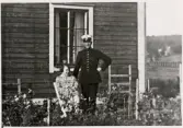 Poliskonstapel Per Ohlsson med hustru, i en trädgård någonstans i Alvesta ca 1930.
