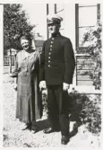 Poliskonstapel Per Ohlsson med hustru, i en trädgård någonstans i Alvesta ca 1930.