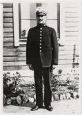 Poliskonstapel Per Ohlssoni en trädgård någonstans i Alvesta ca 1930.