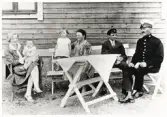 Poliskonstapel Per Ohlsson med familj i en trädgård i Alvesta, ca 1930.